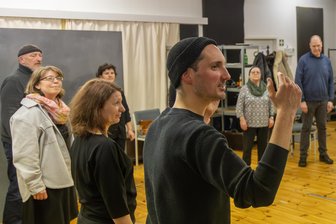 Von der Suchtklinik ins Rampenlicht: Proben für „Jedermann“ im Erzgebirge gestartet - Michaela Voigt (2. v. l.) verfolgt die Sprechübungen der anderen Teilnehmer, die Oberspielleiter Jan Holtappels (vorn) erklärt.