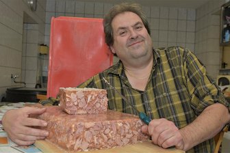 Von der Sülze bis zum Spanferkel: Im Gasthof Saalig kommen Freunde des Deftigen auf ihre Kosten - Deftiges wie Sülze: Dafür ist der Gasthof Saalig mit Wirt Frank Hauseis bekannt.