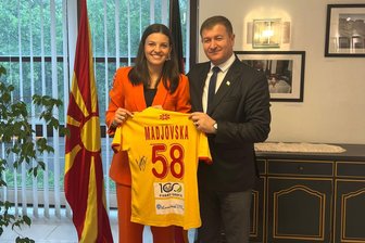 Von der Torte über die Sahne bis zur Kirsche: Die perfekte Abschiedsgeschichte von BSV-Kapitänin Simona Madjovska - Zum Abschluss ihre Karriere wurde Handballerin Simona Madjovska eine ganz besondere Ehre zu teil: Ein Empfang in der Botschaft ihres Heimatlandes Nordmazedonien in Berlin mit Botschafter Ilber Sela.
