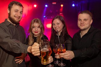 Von der Tumorbiologin bis zum Kulturhausleiter: Reichenbacher Abiturienten feiern großes Wiedersehen - Felix Schawaller, Clara Riedel, Sidney Tröger und Leon Thomas (von links) stießen auf ihren Abi-Jahrgang 2020 an.