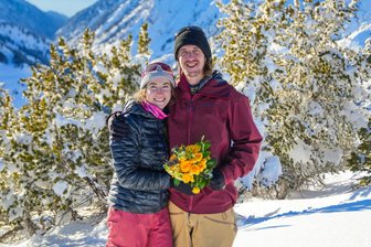 Von der US-Uni über Trainerjob nach Alaska: Skilangläuferin aus dem Erzgebirge lebt ihren amerikanischen Traum - Geheiratet wurde natürlich auf dem Berg: Julia Richter mit ihrem Ehemann Alex Gavic während einer Skitour am Mount Superior in der Nähe von Salt Lake City.