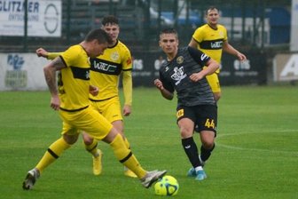 Von der Vogtlandklasse in die Oberliga - Neu in der Startaufstellung: Marvin Todts (Nummer 44) Pass-Versuch wird hier vom Plauener Patrick Grandner (links) gestoppt.