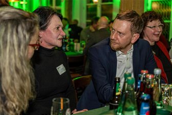 Von der Vorschule bis zur Bergwacht: Vogtländer löchern die Minister aus Dresden - Der sächsische Ministerpräsident Michael Kretschmer hatte sich am Montagabend mit Schulleiterin Sandra Paul (2. von links) intensiv über das Thema Vorschule unterhalten.