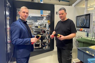 Von der WC- bis zur Zahnbürste: Traditionsbetrieb im Erzgebirge liefert Millionen von Bürsten - und wird 100 - Geschäftsführer Christian-Carl Fester (links) und Heiko Neumann vor einer Spritzgussmaschine, die die jüngste Investition in der Produktion ist.