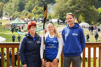 Von der Weltmeisterschaft zurück auf die Zschopau: Flöhaer Kanusportler schwelgt bei Heimrennen in Erinnerungen - Zusammen am Bootshaus vereint: KSV-Chefin Anette Götze, Nachwuchstalent Shania Richter und KSV-Routinier Michael Petzold.