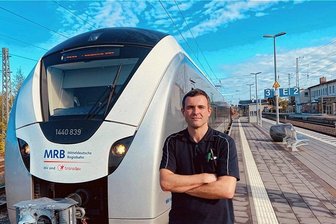 Von der Werkstatt in die Lok: So half der Fachkräftemangel Rudi Gerold, seinen Traumjob zu finden - Ankunft in Elsterwerda. Nach gut 30 Minuten geht es zurück nach Chemnitz. Der 31-Jährige genießt seinen neuen Beruf.