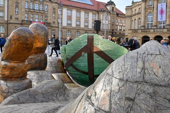 Von der Zerbrechlichkeit und Rettung: Die Glasarche auf dem Chemnitzer Theaterplatz - Eine Hand aus Holz, eine Arche aus Glas: Das Kunstwerk wiegt sechs Tonnen und lädt zur Interpretation ein.
