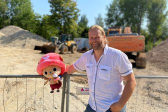 Von Detektiv Conan bis One Piece: Merchandise-Firma aus Flöha muss jetzt sogar anbauen - Sakami-Gründer und Geschäftsführer Andreas Ritter mit Chopper, eine Figur aus der Anime-Serie One Piece. Hinter ihm das Baufeld für die neue Halle in Flöha.