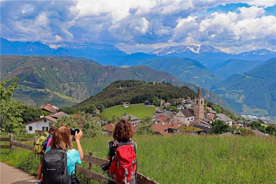 Von Deutschland nach Südtirol wandern: Bequem über die Alpen - Das Ziel ist erreicht: Das Dorf Jenesien oberhalb von Bozen. 