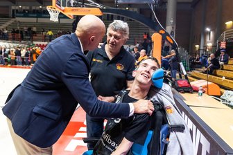 Von diesen besonderen Ninersfans ist der Trainer der Niners Fan - Rodrigo Pastore, Cheftrainer der Niners Chemnitz, nimmt sich vor und nach jedem Spiel fast immer Zeit für zwei besondere Fans: Mario Franz und seinen Sohn Marcus begrüßt er hier in Italien.