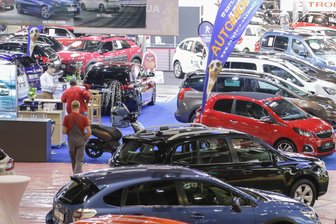 Von DKW bis Cupra: Chemnitzer Messe lockt Autoliebhaber an - In der Messe werden am Wochenende wie in zurückliegenden Jahren (Foto von 2017) dutzende Autos ausgestellt, darunter Oldtimer und moderne Fahrzeuge mit alternativen Antrieben.