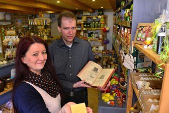 Von Döbeln über Freiberg nach Mittweida: Wie eine App Appetit auf Ausflüge macht - Kerstin Schmiedel-Zimmermann und Daniel Zimmermann von der Seifenmanufaktur Marbach setzen sich für eine touristische Autobahntafel für das Striegistal als Region der Manufakturen ein.
