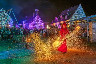 Von Dorffest bis Lichtermeer: Das ist am Wochenende im Erzgebirge los - Welterbe in Flammen: Am Samstag steigt im Grünthaler Saigerhüttengelände wieder eine feurige Show.