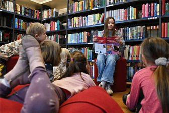 Von Drachen, Eichhörnchen und Fledermäusen: Schüler lesen in Rochlitz Kindern vor - Grundschülerin Jette liest in der Rochlitzer Stadtbibliothek „Alte Lateinschule“ Vorschulkindern vor.