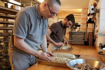 Von Dubai-Stollen bis zur Zutat Chili: Vogtländische Bäckermeister und ihre Stollengeheimnisse - Die Bäckergesellen Christian Prax (vorn) und Lucas Dornis bereiten die Stollen für das Backen vor.