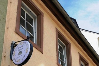 Von Duftkerzen bis Tassen: "Butik Elena" in Zschopau öffnet - Open - geöffnet: Ab Montag kann in der "Butik Elena" in der Zschopauer Rudolf-Breitscheid-Straße nach Einrichtungsgegenständen gestöbert werden.