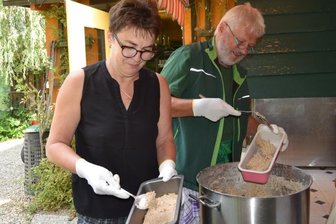 Von echtem Schrot und Korn: Dieter Käppel wird zum Bäcker - Heike Feuerer füllt mit Dieter Käppel die Kastenformen mit Sauerteig. Die haptische Tätigkeit erdet, sagt die Urlauberin.