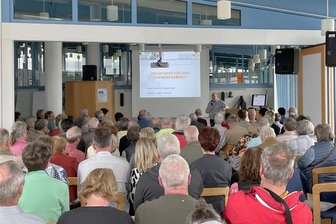 Von Ehegatten-Notvertretung bis Patientenverfügung: Freiberger Chefarzt schafft Klarheit zu medizinischen Vorsorgemaßnahmen - Die Besuchervorlesung am Sonntag war rekordverdächtig besucht: Rund 120 Interessierte - so viele wie nie zuvor in der Veranstaltungsreihe - wollten sich zu Vorsorgemaßnahmen informieren.