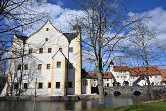 Von Eiersuche bis Laufradrennen: Was zu Ostern am Wasserschloß Klaffenbach los ist - Auf dem Schlosshof soll es am Sonntag und Montag sportlich zugehen, im Schloss gibt es Kreativangebote.