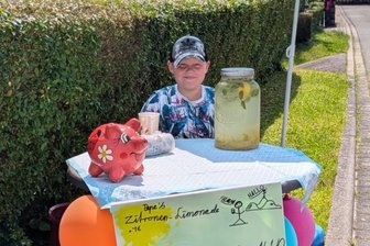 Von eigener Limonade bis zur Freiberg-Edition von „Mensch ärgere dich nicht“: Das sind die guten Nachrichten aus Mittelsachsen. - Pepe Thieme hat eigene Limonade hergestellt und die Einnahmen dem Hort gespendet.