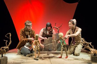Von einem, der auszog - Die Puppenspieler Sophie Bartels (von links), Arne van Dorsten und Kotti Yun spielen im Figurentheater Chemnitz die "Odyssee" von Homer nach, dazu benutzen sie unterschiedliche Puppen und wechseln vielfach die Perspektive. Im Vordergrund: Odysseus und Kirke.