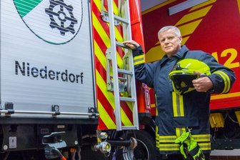 Von einem, der in der Feuerwehr wohnt - Die Niederdorfer Feuerwehr hat mit Jürgen Pfüller den dienstältesten Wehrleiter weit und breit. 