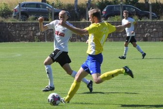 Von einem Duell der Gegensätze - Norman Göpfert (im gelben Trikot) und seine Mülsener Mitspieler zogen sich im Pokal vor einer Woche gegen Rabenstein achtbar aus der Affäre. Am Sonntag kommt Lok Zwickau zum Punktspielstart. 