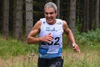 Von einem geplatzten WM-Traum - Jörg Eißmann nutzt für sein Training auch verschiedene Läufe in der Region. Der Gesichtsausdruck verrät: Selbst da hat der 51-jährige Kirchberger keine Sekunde zu verschenken.