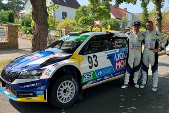 Von einem Kaltstart mit 300 PS: Rallye-Pilot fährt um Meistertitel - Julius Tannert (mit Basecap) und Beifahrer Jan Enderle nehmen das erste von sechs Rennen der diesjährigen Deutschen Rallye-Meisterschaft optimistisch in Angriff.