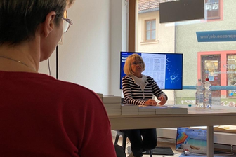 "Freie Presse"-Gerichtsreporterin Gabi Thieme liest am Donnerstag in der "Wir in Mittweida"-Redaktion aus ihren beiden Büchern "Mord in Regionalexpress" und "Das fast perfekte Verbrechen".