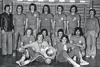 Von einem Zwickauer Pokalsieg für die Ewigkeit - Die Zwickauer A-Jugend als DHV-Pokalsieger 1977. Hinten von links: Mannschaftsleiter Hans Siegfried Vogel, Stefan Heißig, Detlef Schwarz, Uwe Bruns, Frank Herbert, Lutz Seifferth, Trainer Manfred Wolf. Knieend von links: Detlev Freyhoff, Steffen Winkelmann, Ralf Brunzel, Mario Deininger. Sitzend von links: Klaus Richter, Bernd Hertel.