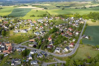 Von einer Plauener Problembaustelle in die nächste: „Ich selbst bin nicht begeistert“ - Die Falkensteiner Landstraße in Großfriesen zwischen dem Abzweig Windberg (links unten) und der Einmündung der Straße Am Mahnpöhl (rechts oben) soll in diesem Jahr erneuert werden.