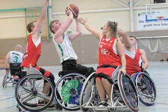 Von einer WM-Pause ohne WM - Neuzugang Thomas Barnes (am Ball/Szene aus dem Spiel gegen Köln) und seine Teamkameraden von RB Zwickau führen mit 6:0 Punkten die Tabelle in der 2. Rollstuhlbasketball-Bundesliga Nord an.