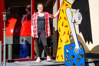 Von Einmalevent zum Dauerbrenner: Spülfest in Hainichen erlebt Neuauflage - Doreen Anzi an der Skulptur „Die Wäscherin“ an der Außenfassade der Pizzeria.