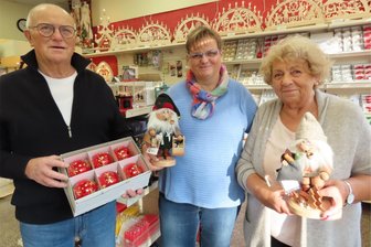Von Elsterglanz bis Badusan: In dieser Werdauer Drogerie finden Kunden noch beliebte Ost-Produkte - Der 83-jährige Rolf Elschner schmeißt gemeinsam mit seiner Frau Carla und Tochter Astrid den Laden, in dem es jetzt gerade ordentlich „weihnachtet“.
