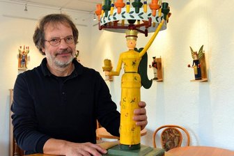 Von Engeln und Brotteig - Ullrich Kabisch mit dem von ihm gefertigten Jahresengel, der am Freitagabend zugunsten des Deckerbergvereinsversteigert werden soll.