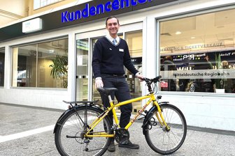 Von Fahrrädern bis Zwillings-Kinderwagen: Die verrücktesten Fundsachen in Zügen der Strecke Freiberg-Flöha-Chemnitz - Kay Treuheit ist Teamleiter des Kundencenters der Mitteldeutschen Regiobahn in Chemnitz - und kann schnell und unbürokratisch Fahrräder und Besitzer zusammenführen.