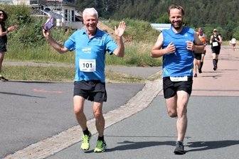 Von Falkenau geht es nach Südtirol - Spaß am Berg: Wolfgang Schmiedeck aus Falkenau (l.) und der Großenhainer Peter Zimmermann gingen trotz schweißtreibender Temperaturen gut gelaunt auf die 10-Kilometer-Strecke. 