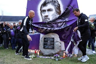 Von Fans: Eine Gedenkstätte für Trainerlegende Gerd Schädlich - Sportgeschäftsführer Matthias Heidrich und Co-Trainer Jörg Emmerich enthüllen den Gedenkstein.