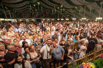 Von Fassanstich bis Festumzug: Das ist das Programm auf der Sternquell Wiesn 2025 in Plauen - Die Sternquell Wiesn im vergangenen Jahr während des Auftritts der Fetzentaler.