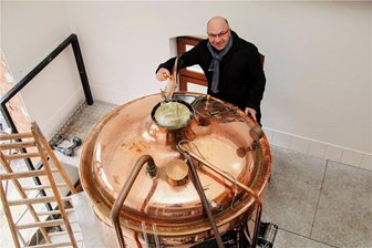 Von Fassbieranstich bis Radtour zur Kirche: Fünf Tipps für das Frühlingswochenende in Mittelsachsen - Ronny Erfurt hatte 2018 das alte Bahnhofsgebäude gekauft und mit Mitstreitern die Kleinbrauerei aufgebaut. Hier ein Bild von 2020 an der damals frisch installierten Brauanlage. 