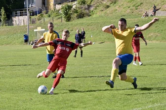 Von Favoritensturz bis Absagenfrust: Worüber nach der ersten Runde im Fußball-Kreispokal Zwickau gesprochen wird - Eric Brückner (links) erzielte beim 4:1-Sieg des ESV Lok Zwickau II beim Außenseiter Wildenfels die 1:0-Führung für die Gäste.