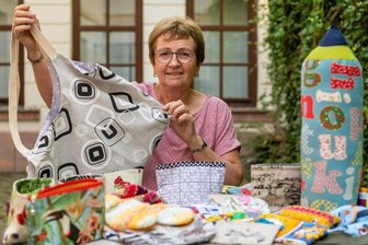 Von Federmäppchen bis Babydecke: Seelitzerin ist süchtig nach Handarbeit - Angela Gerstenberger aus Seelitz näht, strickt und häkelt jeden Tag. „Es ist eindeutig eine Sucht“, sagt sie lachend.