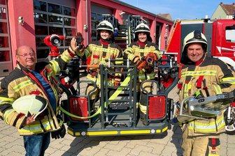 Von Fenstersprüngen und Großbränden: Die Feuerwehr-Tradition einer Nossener Familie - Opa Steffen Post, Enkeltochter Jordan, Tochter Jana Post und ihr Mann Andreas Hippe (54) aus Nossen brennen für die Feuerwehr.