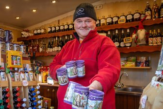 Von Fernost ins Erzgebirge: Die Odyssee der Annaberger Glühweintassen - Wim Scheidhauer vom Annaberger Glühweinhaus kann die Heißgetränke seit Donnerstagnachmittag aus der neuen Tasse ausschenken.