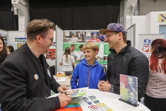 Von fest entschlossen bis noch völlig unentschieden: 1800 Besucher auf Chemnitzer Bildungsmesse - Marc-Oliver Winkel (links) erklärt Ruben (Mitte) und seinem Vater Robert Schwarz die Montessori-Oberschule.