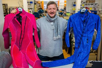 Von Fetischfummel bis Taucheranzüge – Textilfabrik im Erzgebirge „näht alles außer Weltraumanzüge“ - Tauchanzüge in bunt: Die Textilmanufaktur Studio U & N Textil GmbH in Jahnsdorf und ihr Geschäftsführer Frieder Weißbach produzieren auch in kleinen Nischen.