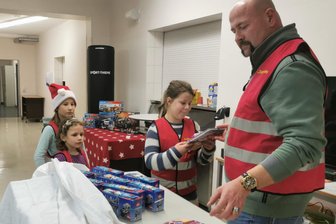 Von Feuershow bis Notruf: Weihnachtszauber für „Junge Helfer“ in Flöha - Michael Frenzel verteilte die Geschenke an die „Jungen Helfer“, hier an Fabienne.