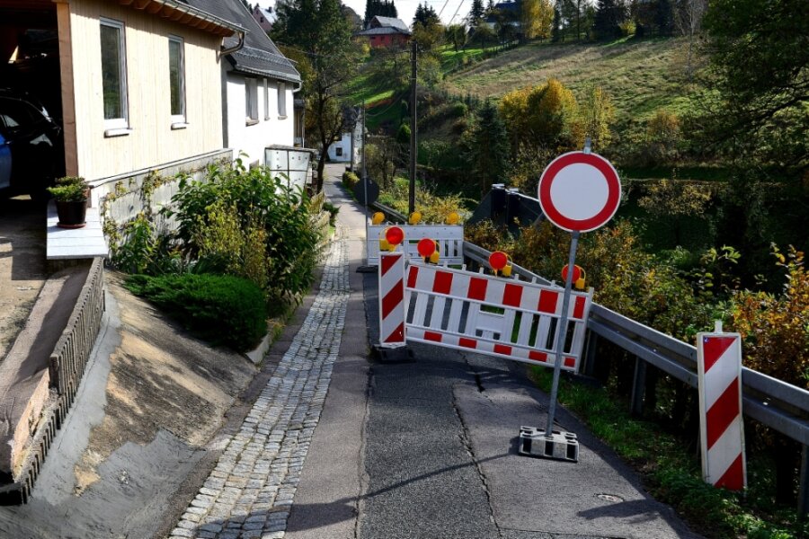 Von Feuerwehrauto bis Straßenbau - Die Bergstraße im Rossauer Ortsteil Schönborn-Dreiwerden war eingebrochen und musste gesperrt werden. Für die Erneuerung rechnet die Gemeinde vorläufig mit Kosten in Höhe von 130.000 Euro. 