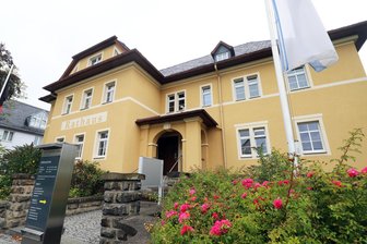 Von First Responder bis Risssanierung: Stadtrat Großschirma hat eine volle Tagesordnung - Das Rathaus der Stadt Großschirma. Die nächste Stadtratssitzung findet in Reichenbach statt.